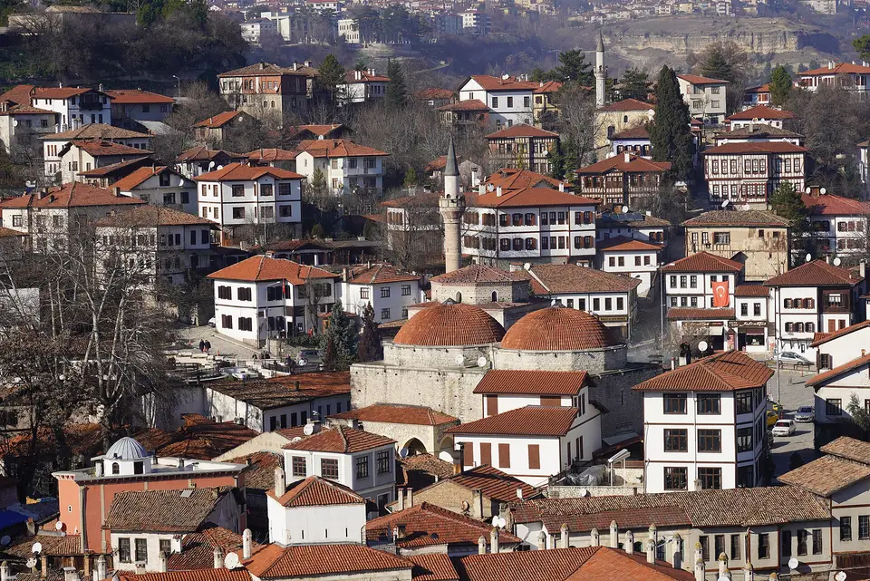 Safranbolu’nun kiremit çatılı evleri arasında Cinci Hamamı’nın kubbeleri, yukarıdan