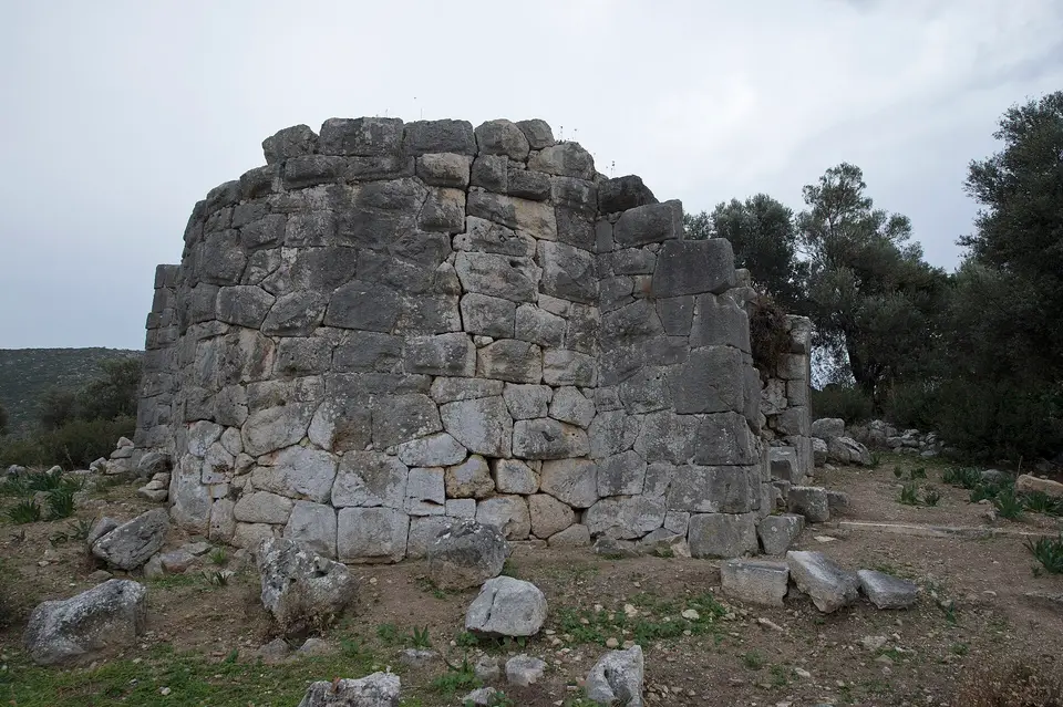 Patara’da küçük Roma hamamının yuvarlak kesme taş duvar kalıntısı, Kaş