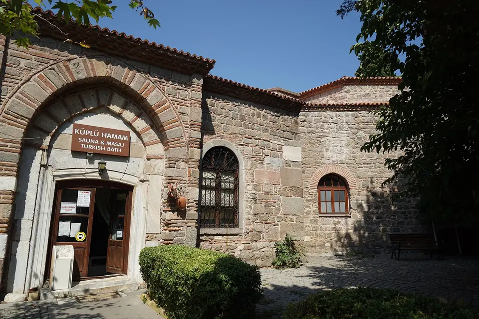 Bergama’da Küplü Hamam’ın taş-tuğla kemerli girişi ve kapı üstündeki tabela