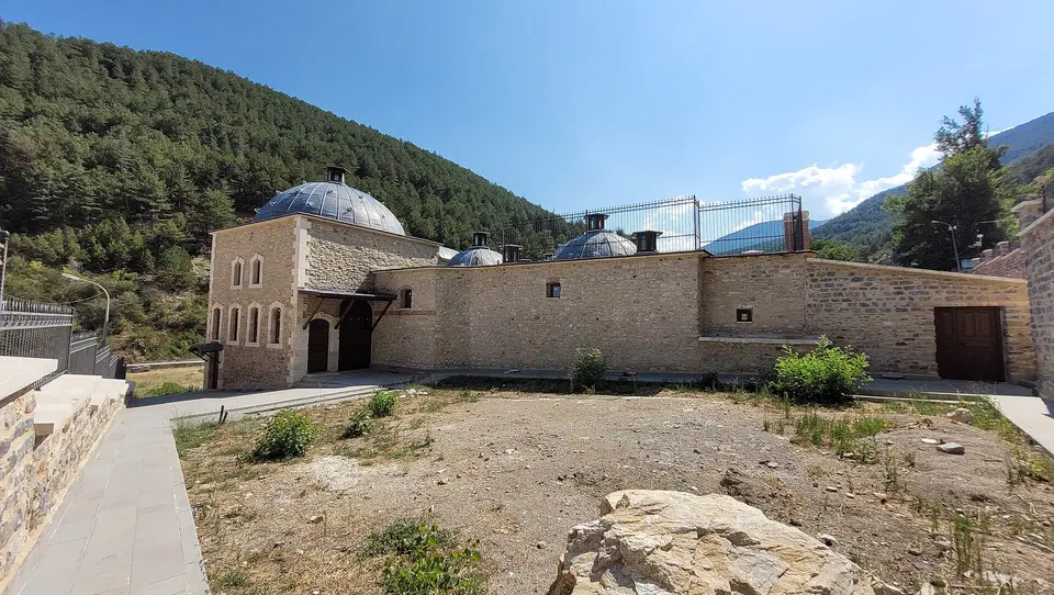 Akşehir’de Gavur Hamamı’nın restore edilmiş kesme taş gövdesi ve kubbeleri, Konya