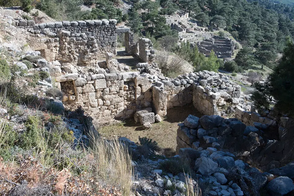 Arykanda antik kentinde teraslı hamamın taş duvar ve kemer kalıntıları, Finike