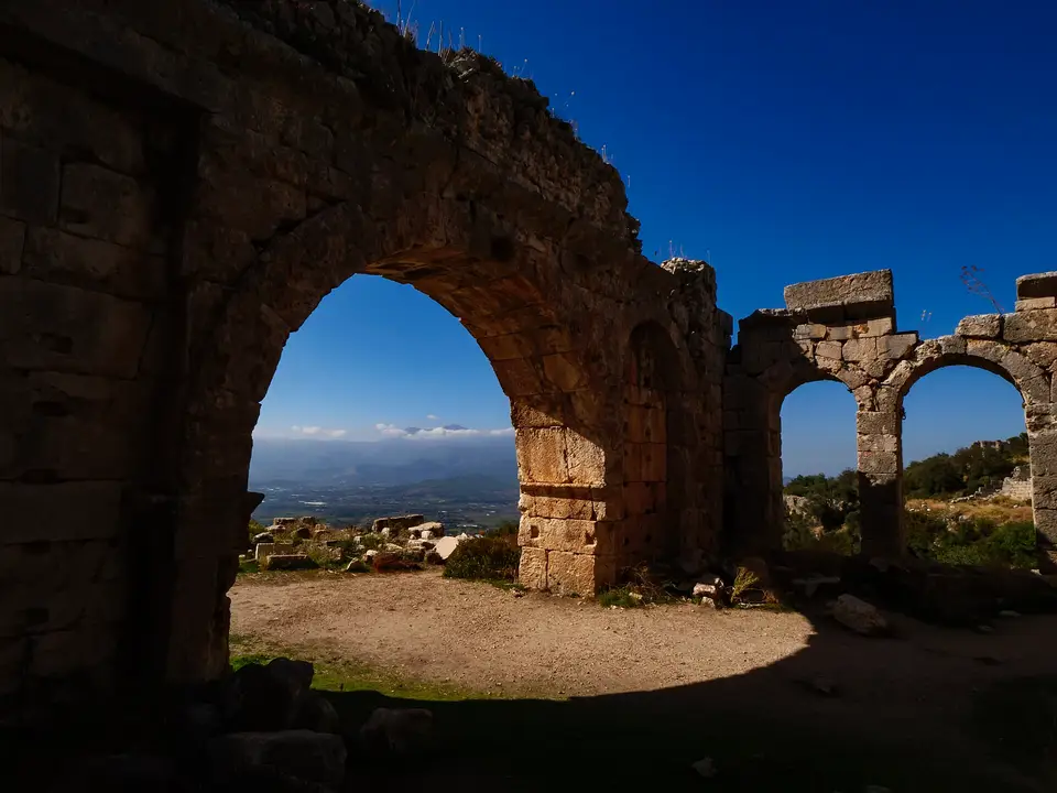 Tlos antik kentinde hamam kalıntılarının vadiye bakan büyük taş kemerleri, Seydikemer