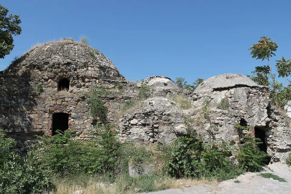 Pazarbaşı Hamamı: Tarihi hamam kalıntıları, Burhaniye
