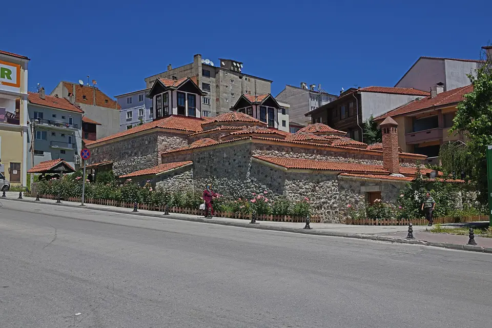 Bolu’da Sultan Hamamı’nın kiremit kaplı kubbeleri ve taş gövdesi, cadde kenarından