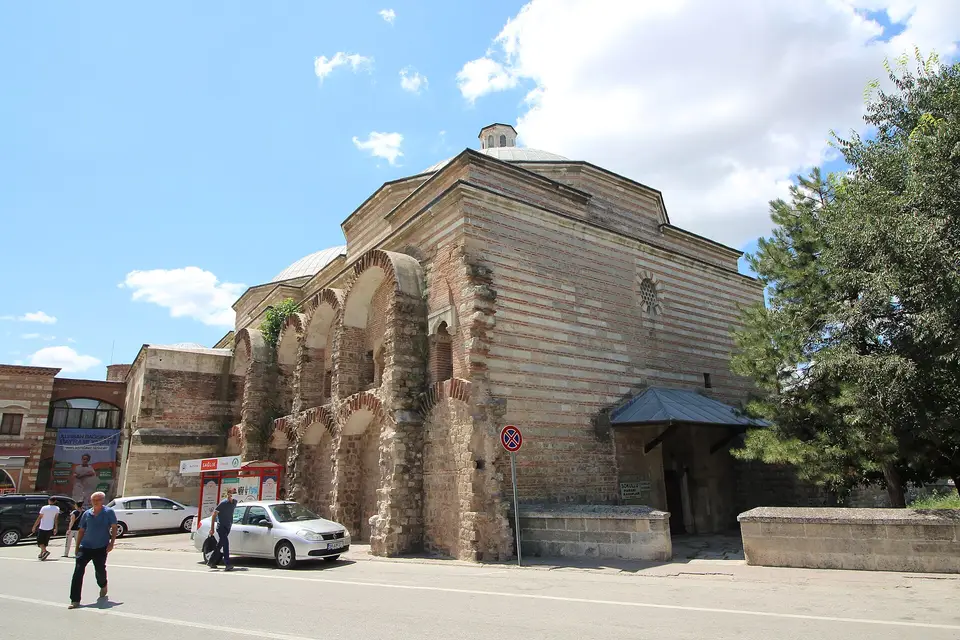 Edirne’de Sokullu Mehmet Paşa Hamamı’nın kubbeleri ve kemerli dış duvarları, caddeden