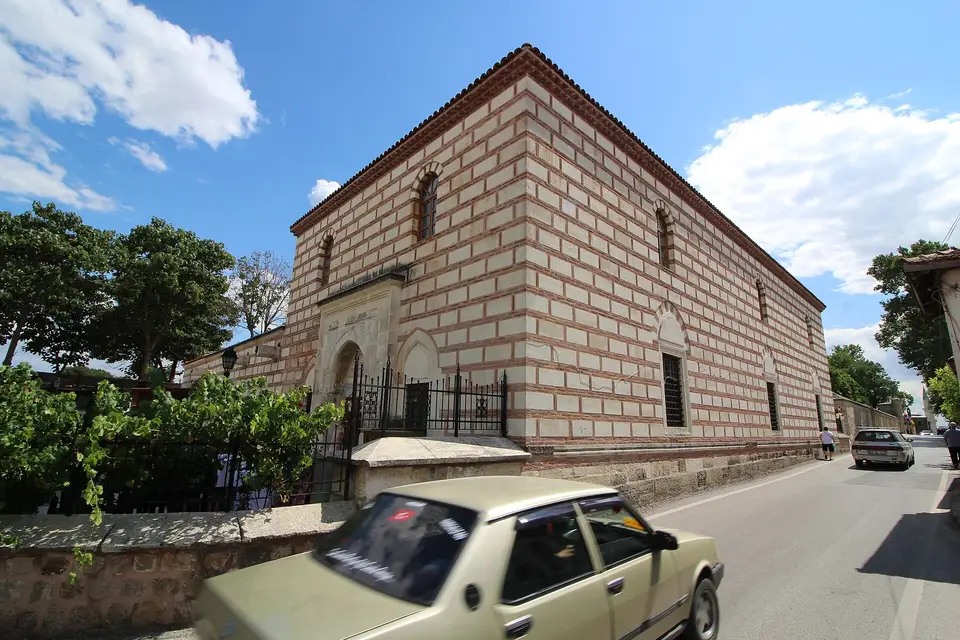 Edirne’de Saray Hamamı’nın restorasyon sonrası taş-tuğla almaşık uzun cephesi