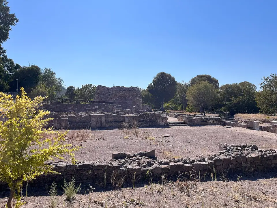 Ayvacık’ta Smintheion ören yerindeki hamamın temel kalıntıları, Çanakkale