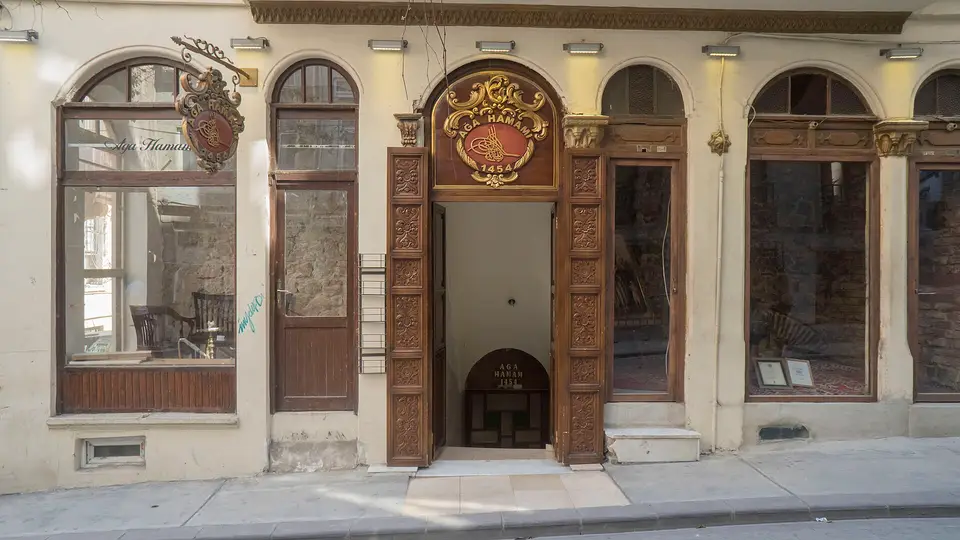 Beyoğlu’nda Ağa Hamamı’nın oymalı ahşap kapısı ve kemerli vitrin pencereleri