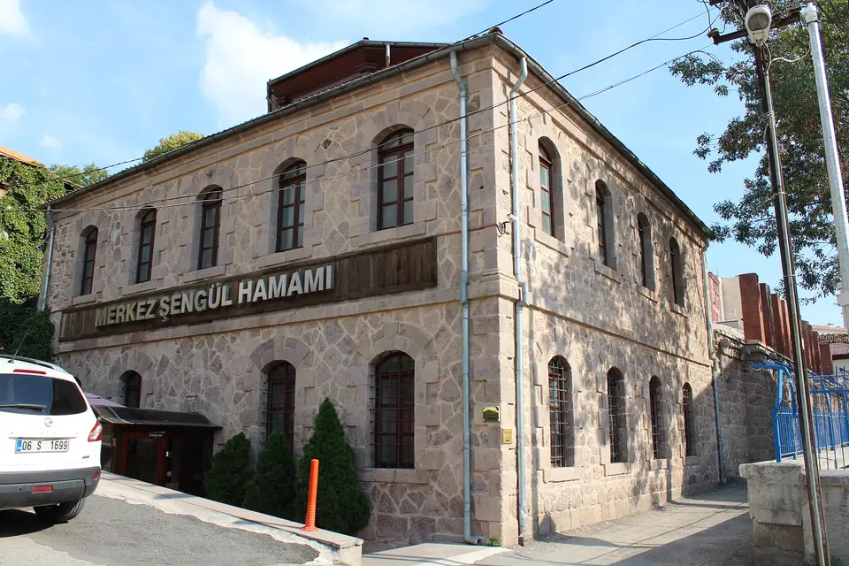 Ankara’da Şengül Hamamı’nın kesme taş cephesi ve “Merkez Şengül Hamamı” tabelası