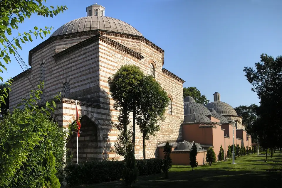 Haseki Hürrem Sultan Hamamı’nın almaşık taş-tuğla gövdesi ve kubbeleri, bahçeden