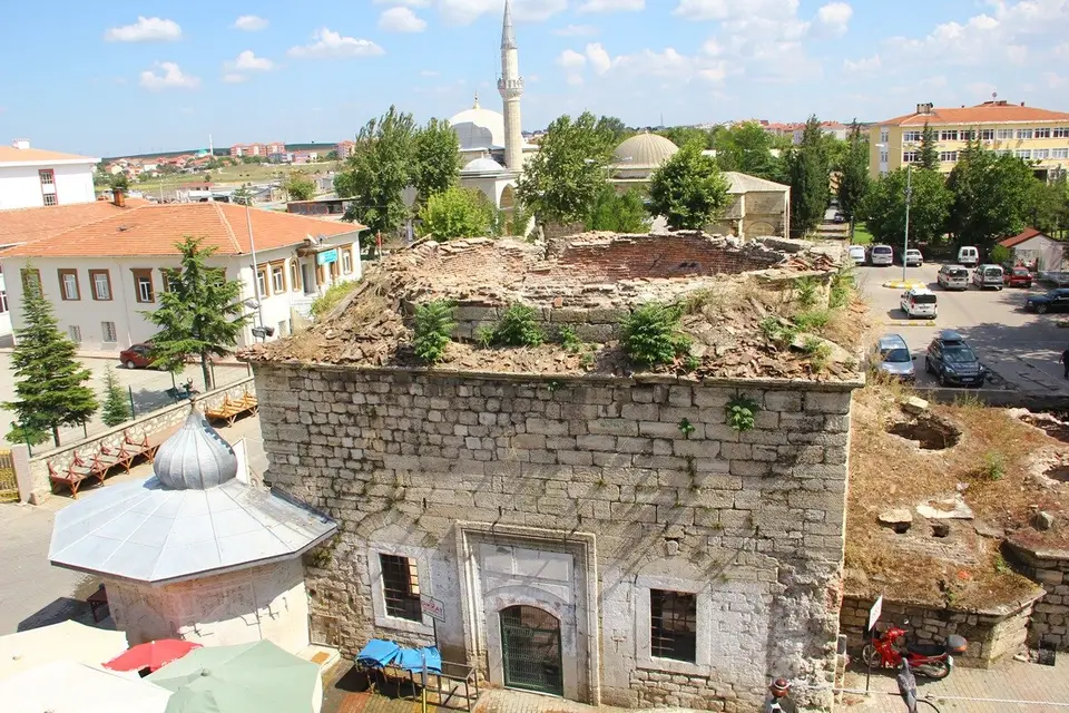 Havsa’da Sokullu Mehmet Paşa Hamamı’nın otlanmış çatısı ve kesme taş cephesi, yukarıdan