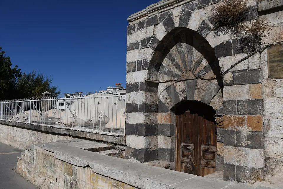 Gaziantep’te Naib Hamamı’nın siyah-beyaz taş sıralı kemerli girişi ve ahşap kapısı