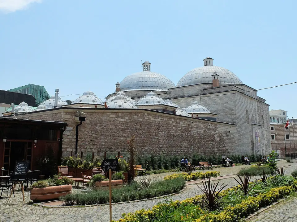 Beyazıt’ta Hamam Kültürü Müzesi’nin (Beyazıt Hamamı) kurşun kaplı kubbeleri ve bahçesi
