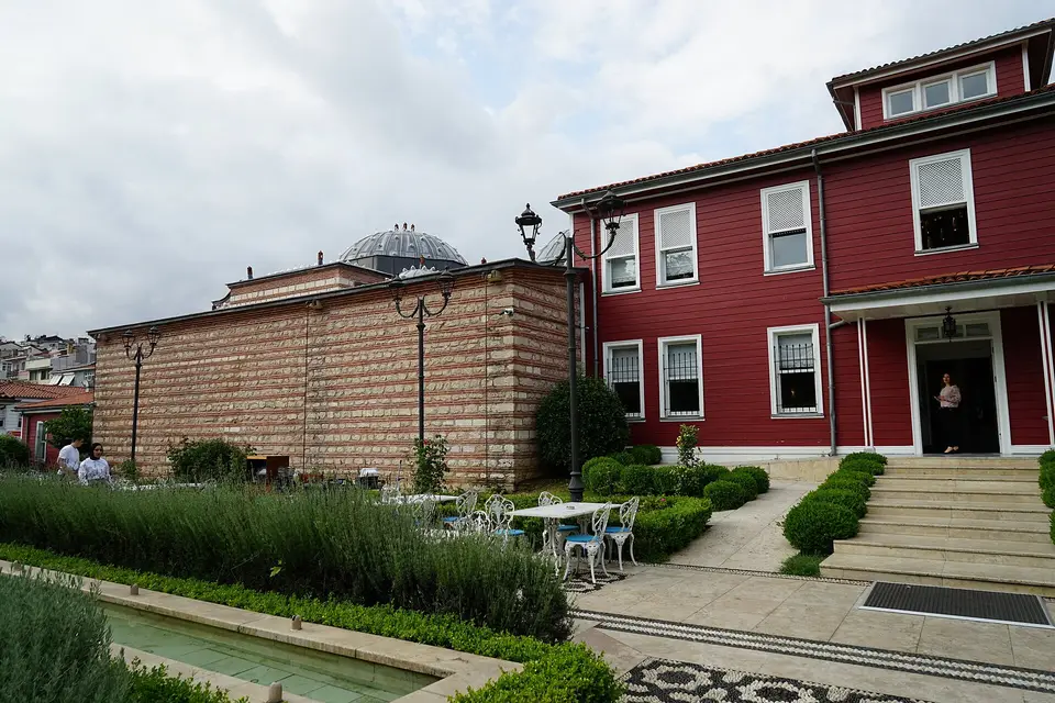 Kadıköy’de Selimiye Hamamı’nın kubbeli taş-tuğla gövdesi ve yanındaki ahşap bina, bahçeden