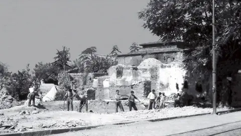 Fotoğrafta İbrahim Paşa Hamamı'nın 1941 yol çalışmalarında yıkılışı görülüyor