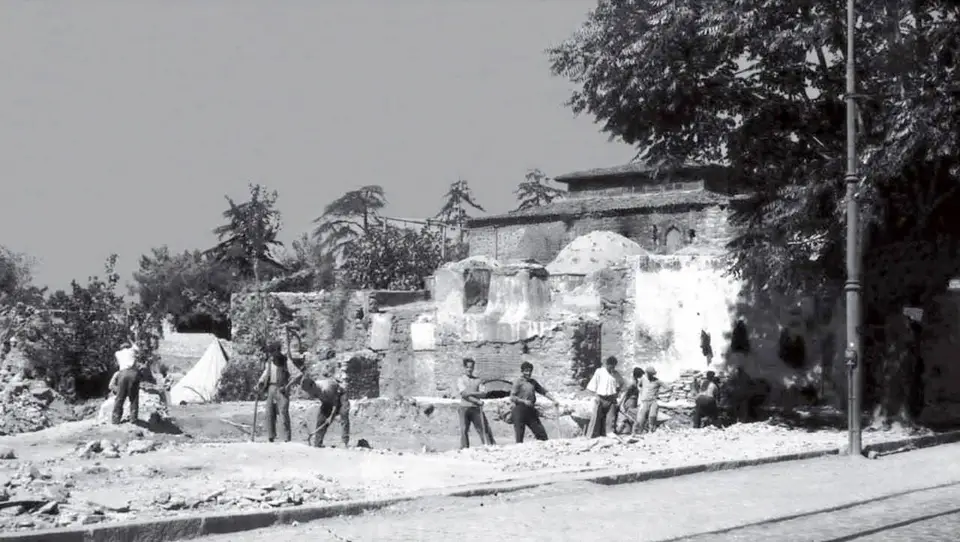 Fotoğrafta İbrahim Paşa Hamamı'nın 1941 yol çalışmalarında yıkılışı görülüyor