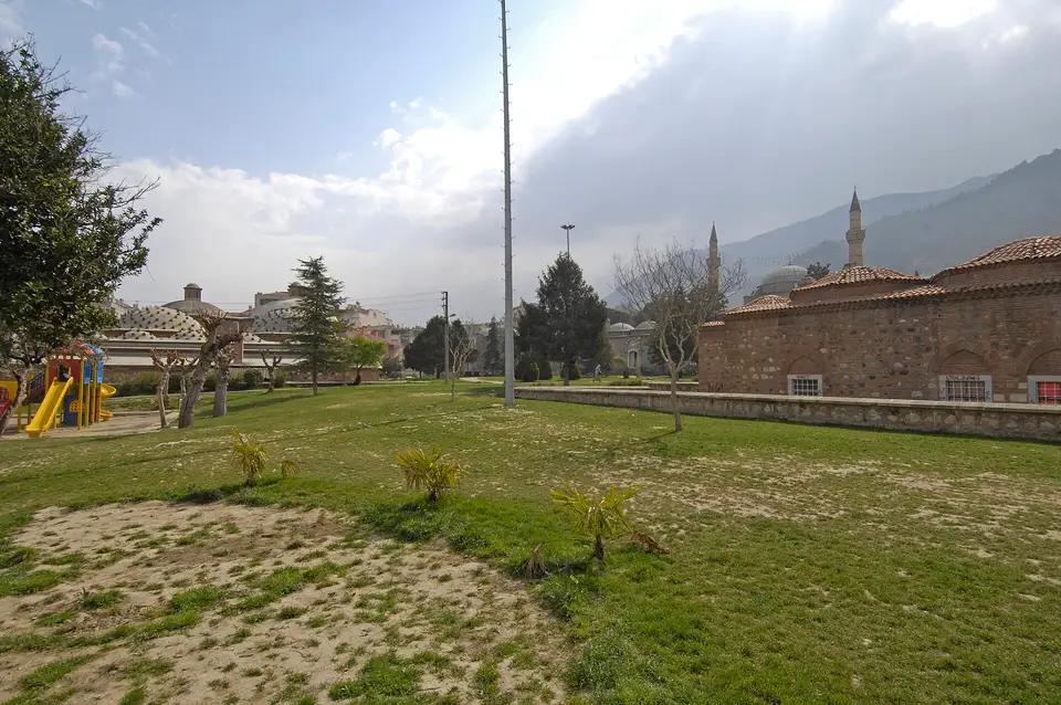 Manisa’da Sultan Camii yanındaki hamamın kubbeleri ve çimenli meydan