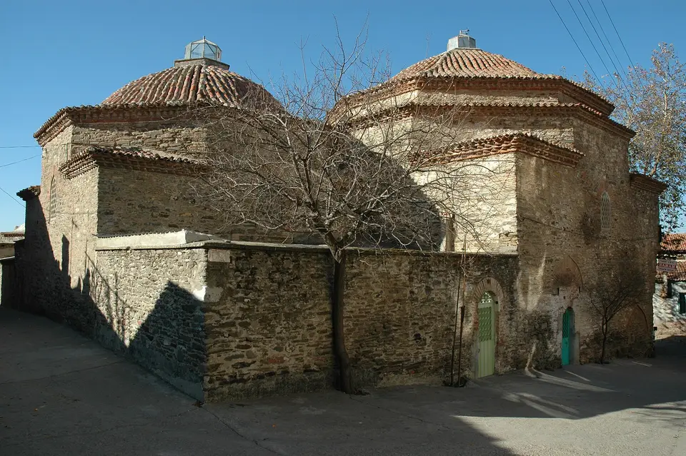 Tarihî Yeni Hamam’ın kubbeleri ve taş avlu duvarı, yan sokaktan