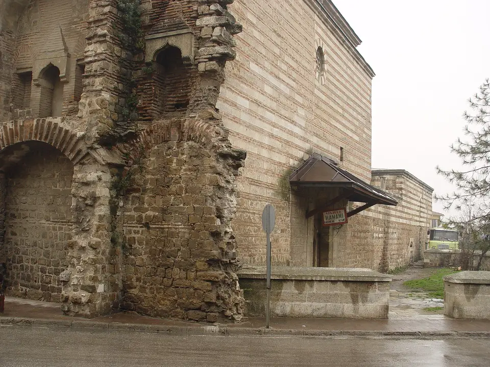 Edirne’de Sokullu Mehmet Paşa Hamamı’nın yıkık soyunmalık kemerleri ve kesme taş duvarı