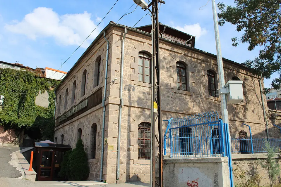 Ankara’da Şengül Hamamı’nın kesme taş cephesi ve kemerli pencereleri