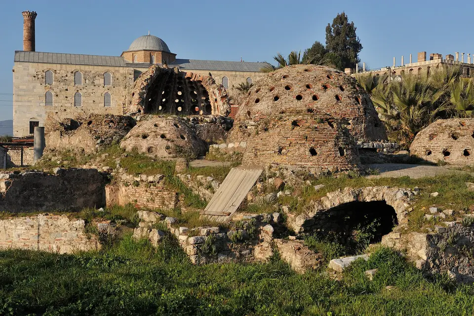 Selçuk’ta İsa Bey Hamamı’nın kubbe kalıntıları ve tonozları, arkada cami