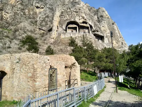 Temsilî görsel — Amasya'da Kral Kaya Mezarları ören yerinde bulunan ve Osmanlı devrine ait olan II numaralı hamam