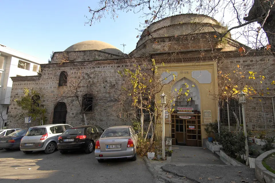 Bursa’da Mahkeme Hamamı’nın kubbeleri ve sarı çerçeveli girişi